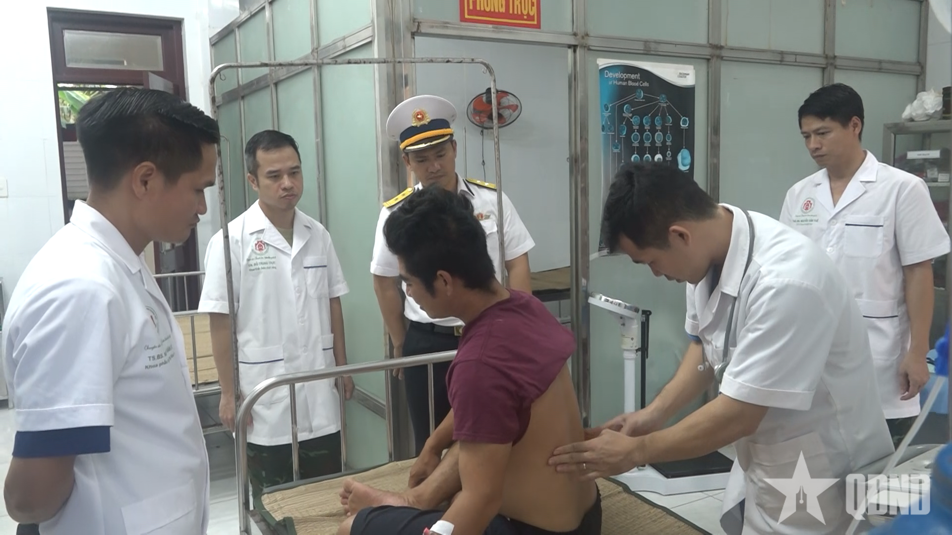 Bệnh xá đảo Song Tử Tây cấp cứu ngư dân bị sỏi niệu quản